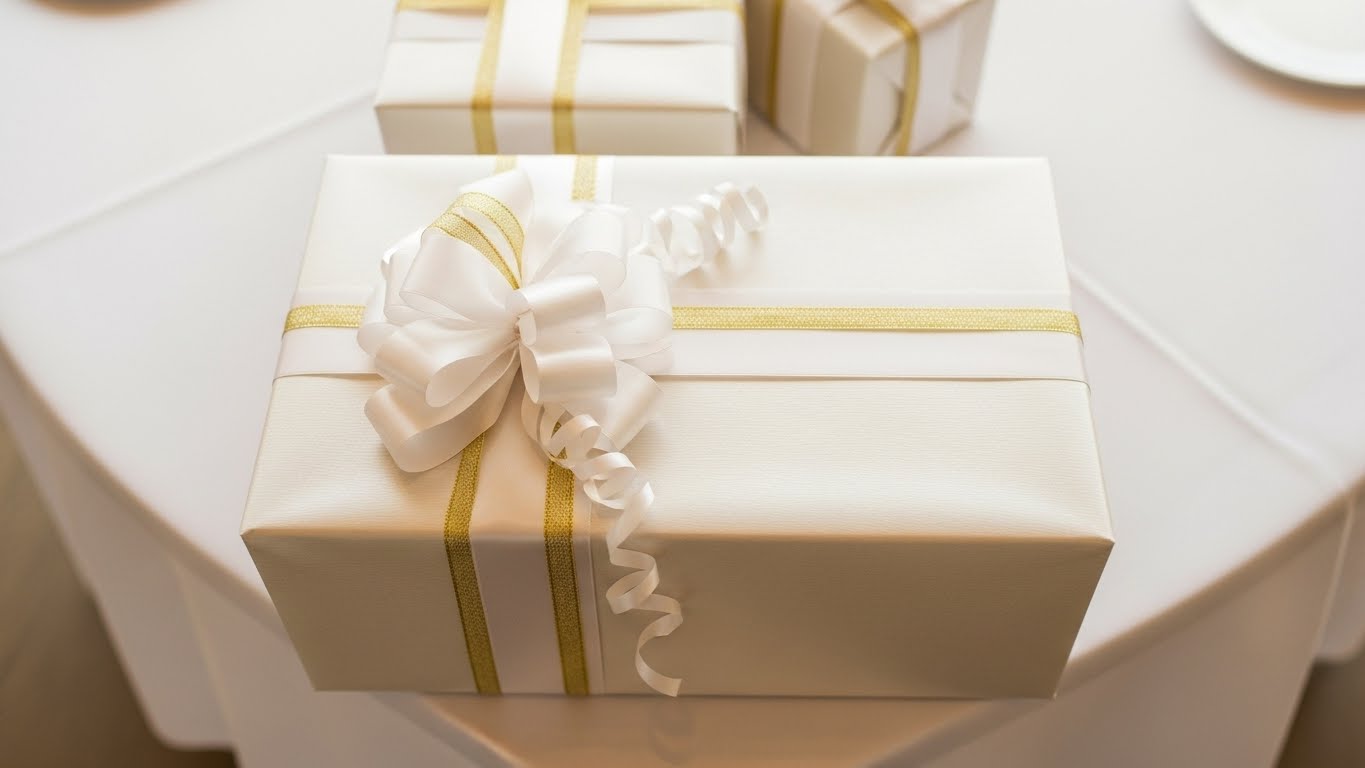 白とゴールドのリボンで装飾された引き出物ギフトボックス