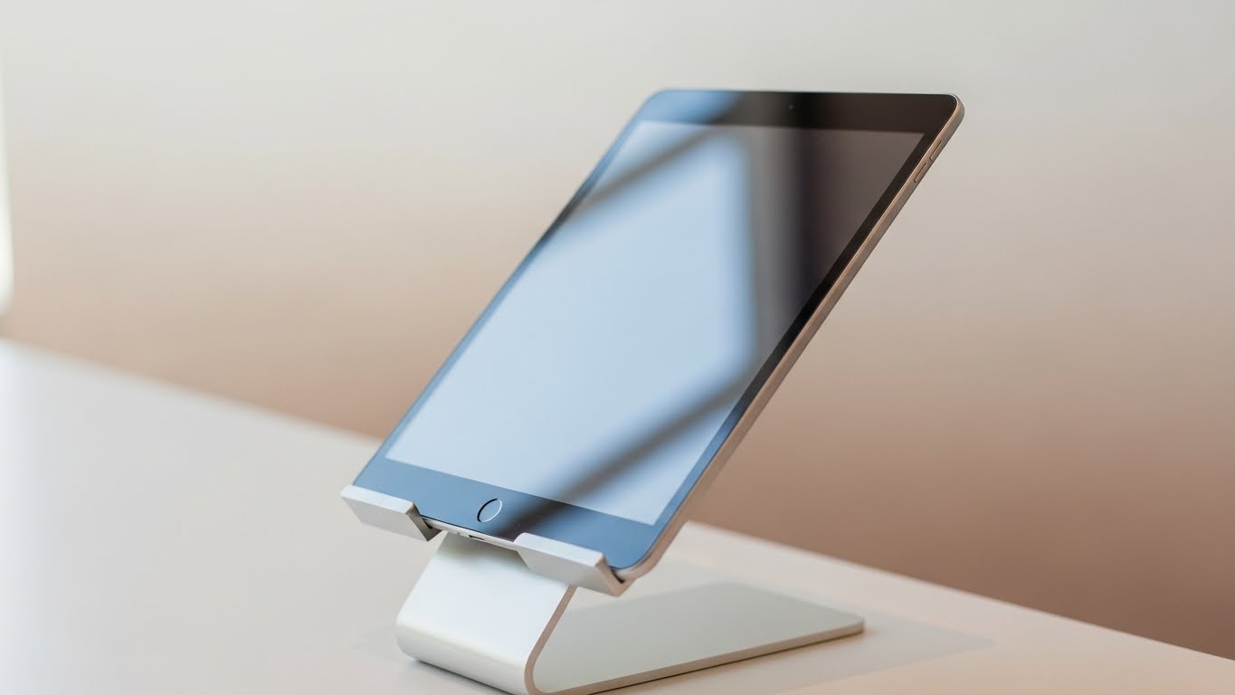 結婚式会場のウェルカムスペースのスタンドに立てられたタブレット端末