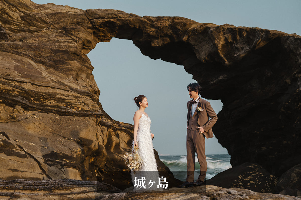 3.城ヶ島 馬の背洞門 前撮り 見つめ合う ギャラリー