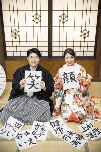 書道アイテムと一緒に「寿」や「祝」を演出　東京でのロケーションフォト６