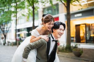 仲の良さが伝わるポーズ２　おんぶ・だっこ風　東京ならプラチナフォトスタジオ