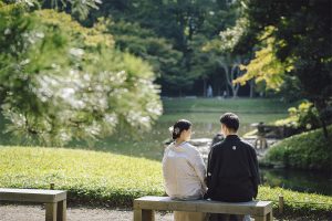 椅子に腰掛けてリラックス　東京でのロケーションフォト１５