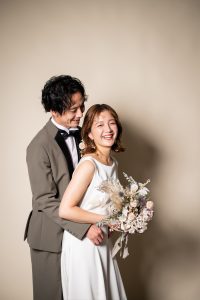 自然体の魅力を引き出す４　後ろからぎゅっ　東京ならプラチナフォトスタジオ