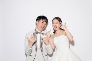 仲の良さが伝わるポーズ６　おちゃらけショット　東京ならプラチナフォトスタジオ