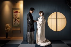 畳の上で膝をついて向かい合う　東京でのロケーションフォト１０