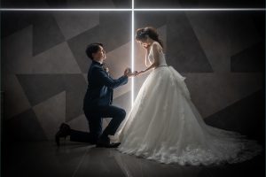 まずは押さえておきたい定番ポーズ6 片膝をついて指輪を差し出すポーズ　東京ならプラチナフォトスタジオ