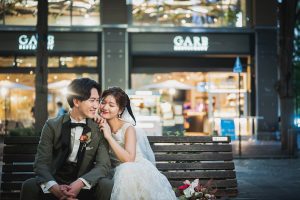 まずは押さえておきたい定番ポーズ４　座って寄り添う　東京ならプラチナフォトスタジオ