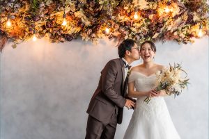 仲の良さが伝わるポーズ２　頬にキッス　東京ならプラチナフォトスタジオ