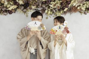 扇子越しに見つめる　東京でのロケーションフォト７