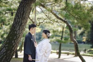 向かい合って見つめ合う 東京でのロケーションフォト１