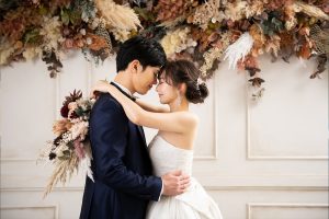セルフ前撮りにおすすめのポーズ20選　おでこコツン　東京ならプラチナフォトスタジオ