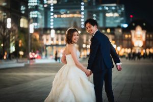 まずは押さえておきたい定番ポーズ３　手をつないで歩く後ろ姿　東京ならプラチナフォトスタジオ