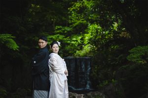 背中合わせに立つ　東京でのロケーションフォト２