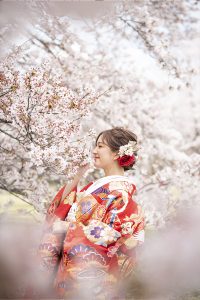 花や自然を背景にした立ち姿　東京でのロケーションフォト１９