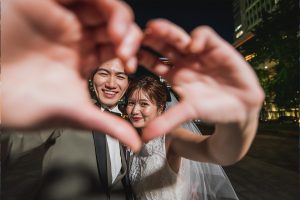 仲の良さが伝わるポーズ１　ハートマークを作る　東京ならプラチナフチスタジオ
