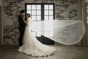 まずは押さえておきたい定番ポーズ７　風に髪がなびく瞬間を活かす　東京ならプラチナフォトスタジオ