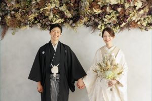 和装での前撮り　手を繋ぐ　東京でのセルフフォトウェディングはプラチナフォトスタジオ