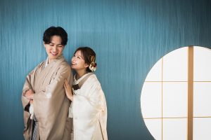 和装での前撮り　後ろから寄り添う　東京でのセルフフォトウェディングならプラチナフォトスタジオ