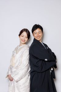 和装での安い前撮り　背中合わせ　東京でのセルフフォトウェディングはプラチナフォトスタジオ