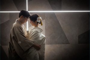 和装での安い前撮り　おでこを近づける　東京でのセルフフォトウェディングならプラチナフォトスタジオ