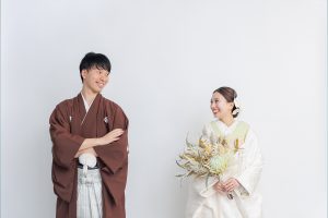 和装での安い前撮り　見つめ合う　東京でのセルフフォトウェディングならプラチナフォトスタジオ