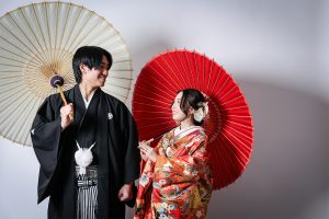 和装での安い前撮り　和傘　東京でのセルフフォトウェディングはプラチナ付フォトスタジオ