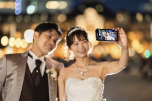 フォトウェディングおすすめ25選　スマホで自撮りポーズ　東京でのフォトウェディングならフォトウェディングスタイル