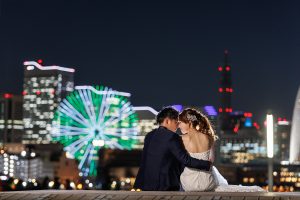 フォトウェディングおすすめ25選　夜景を背景にバックショット　東京でのフォトウェディングならフォトウェディングスタイル