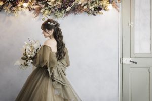 洋装前撮り　花嫁ヘア　ハーフアップ　カラードレス　東京でのセルフフォトウェディングならプラチナフォトスタジオ