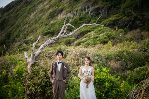 フォトウェディングおすすめ25選　並んで正面を見つめるショット　東京でのフォトウェディングならフォトウェディングスタイル