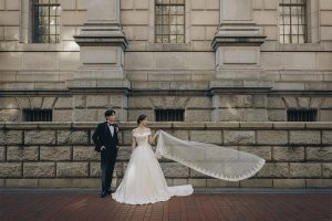 フォトウェディングおすすめ25選　　レトロな街並みを背景にベールを使ったショット　東京でのフォトウェディングならフォトウェディングスタイル