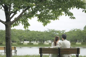 フォトウェディングおすすめ25選　公園のベンチでの後ろ姿　東京でのフォトウェディングならフォトウェディングスタイル