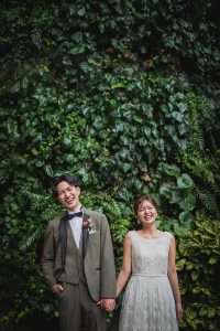 フォトウェディングおすすめ25選　手をつないでにっこり笑顔ショット　東京でのフォトウェディングならフォトウェディングスタイル