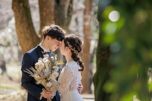 フォトウェディングおすすめ25選　おでこをコツンと合わせるキス前ショット　東京でのフォトウェディングならフォトウェディングスタイル