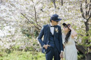 フォトウェディングおすすめ25選　桜を背景にナチュラルショット　東京でのフォトウェディングならフォトウェディングスタイル