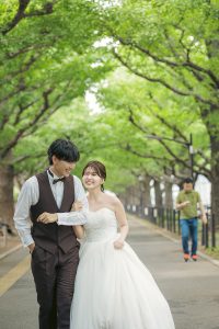 フォトウェディングおすすめ25選　並木道で腕組みショット　東京でのフォトウェディングならフォトウェディングスタイル
