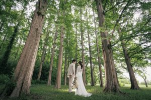 フォトウェディングお数sめ25選　森の中で木漏れ日に包まれる後ろ姿　東京でのフォトウェディングならフォトウェディングスタイル
