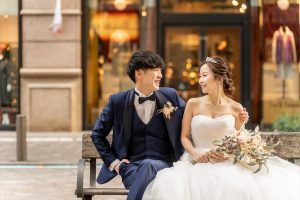 フォトウェディングおすすめ25選　新郎が優しく肩に手を回すショット　東京でのフォトウェディングならフォトウェディングスタイル
