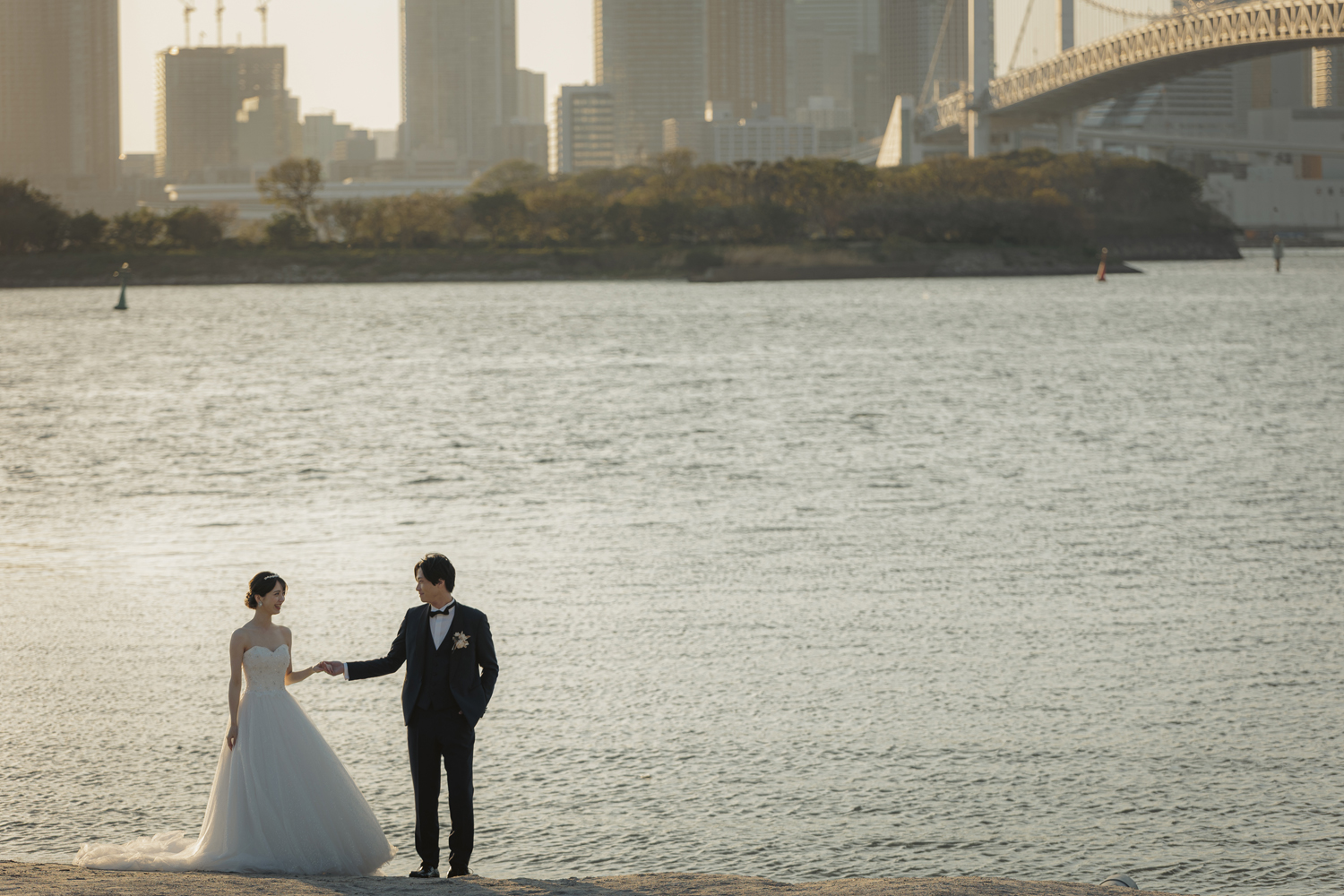 東京前撮り　海ロケーション　ポーズ集　東京での前撮りならフォトウェディングスタイル