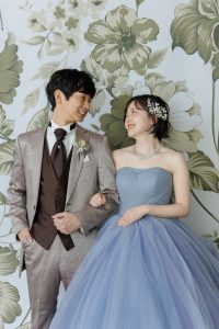 セルフ前撮り　スタジオ　洋装　カラードレス　フラワー　東京でのセルフフォトウェディングならプラチナフォトスタジオ