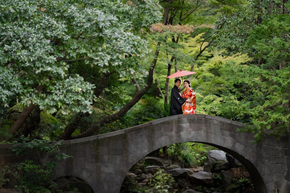 庭園の緑を広く入れた和装の前撮りに、年賀状のあいさつを重ねた例